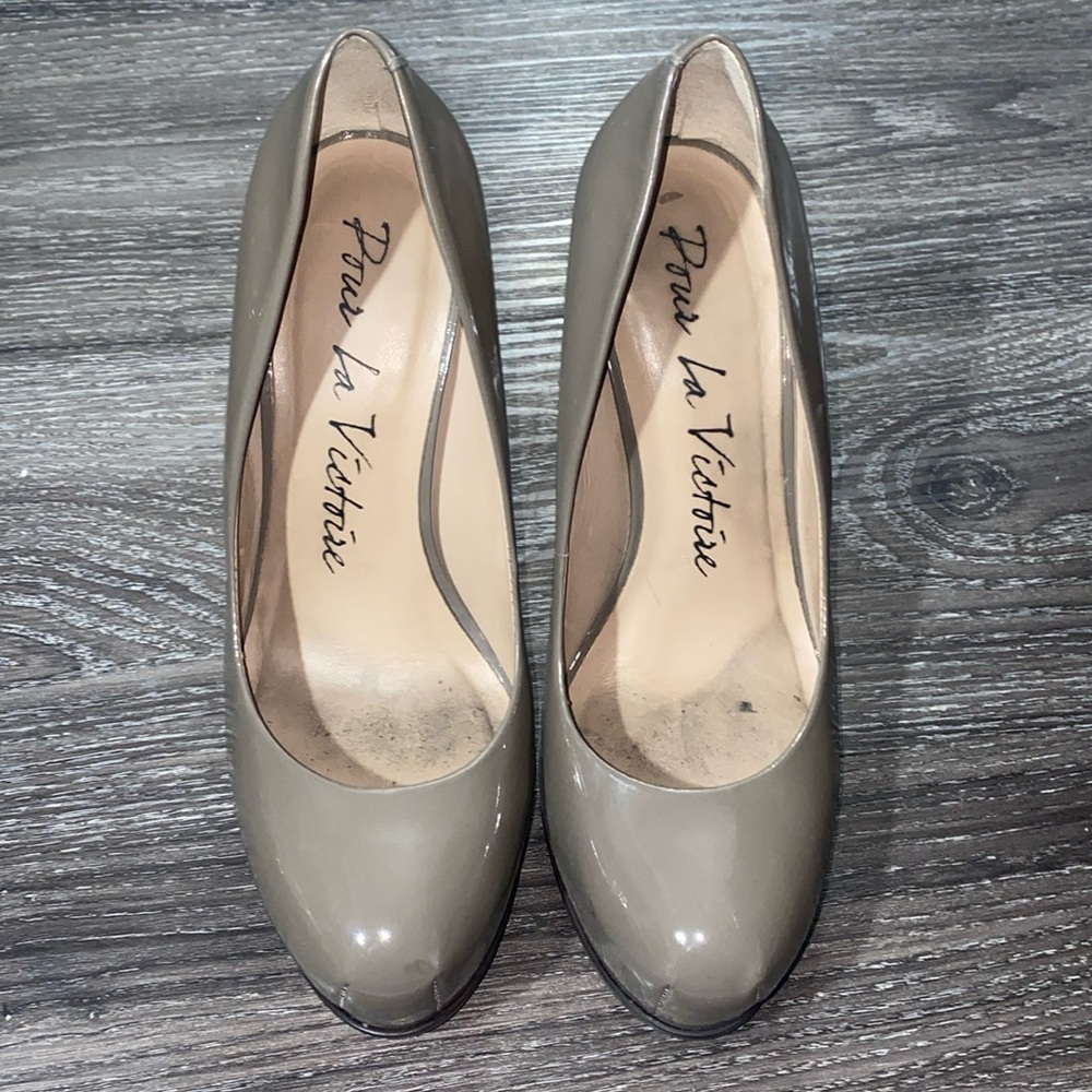 3/$30 Pour‎ La Victoire Patent Leather Platform Pumps Tan size 6